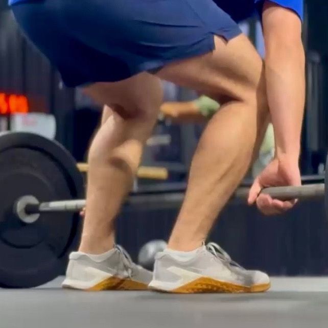 A group of people are lifting weights in a gym 