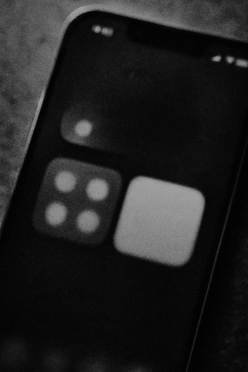 “Black-and-white close-up of a smartphone interface representing AI search and generative engine interaction.”