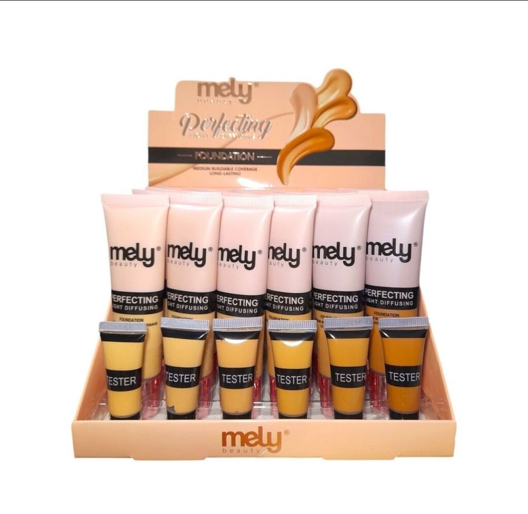 Exhibidor de maquillaje con tubos de base “Mely” y frascos probadores en variedad de tonos.