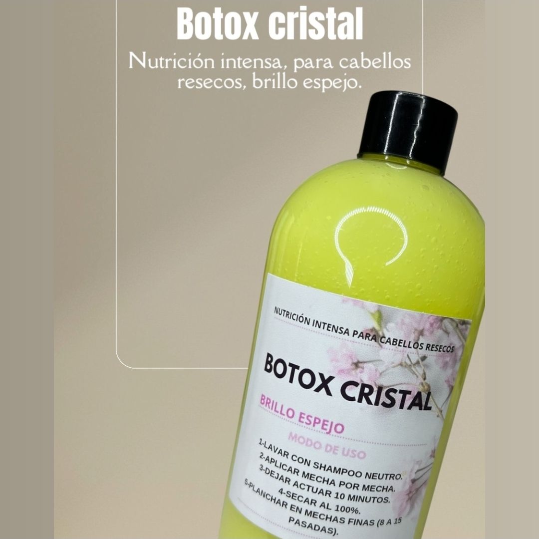 Una botella de producto capilar “Botox Cristal”; líquido amarillo, tapa negra, etiqueta blanca con texto.
