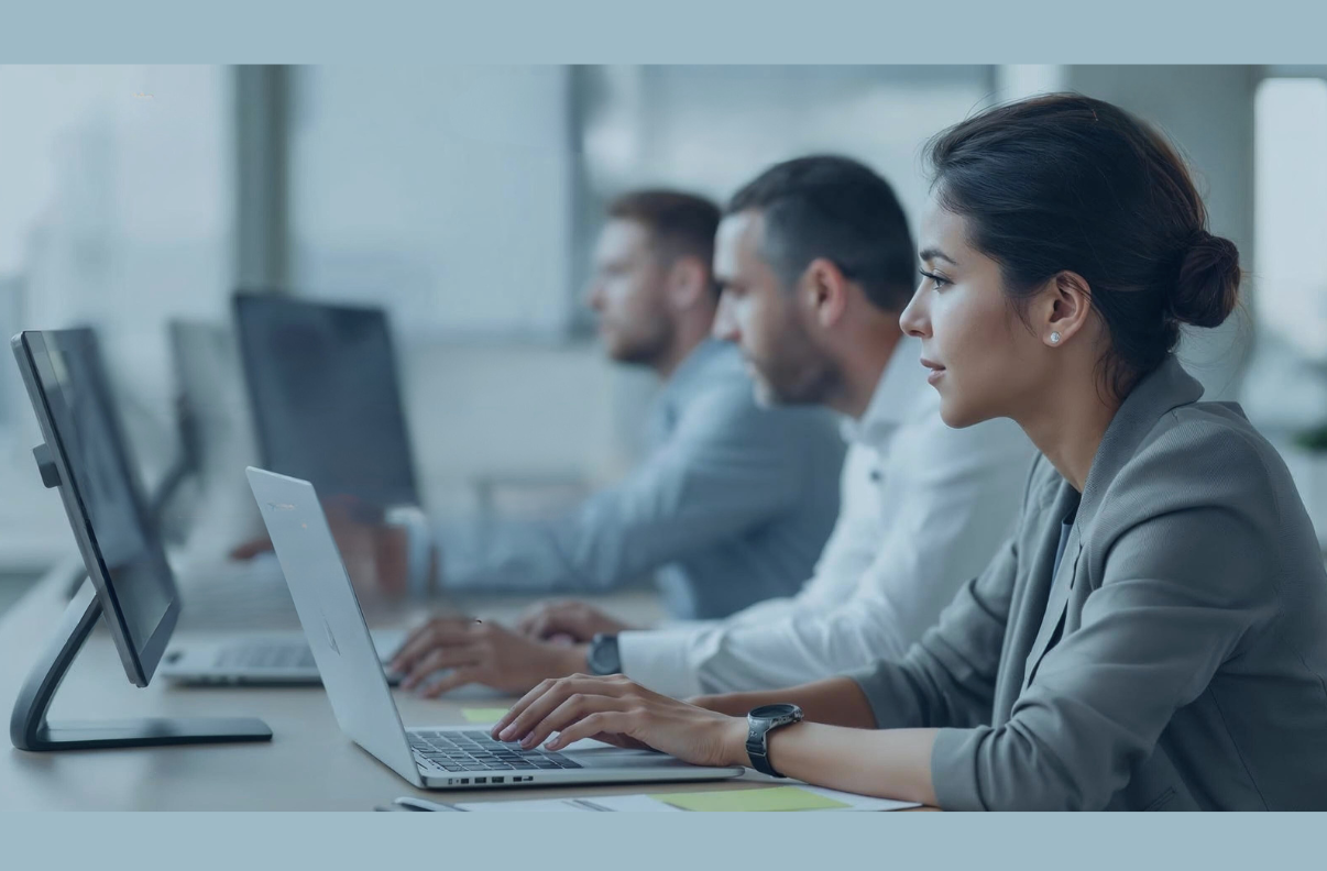 Equipe da Acolher Log em ação com caixas, caminhão sendo carregado e tablets para controle logístico