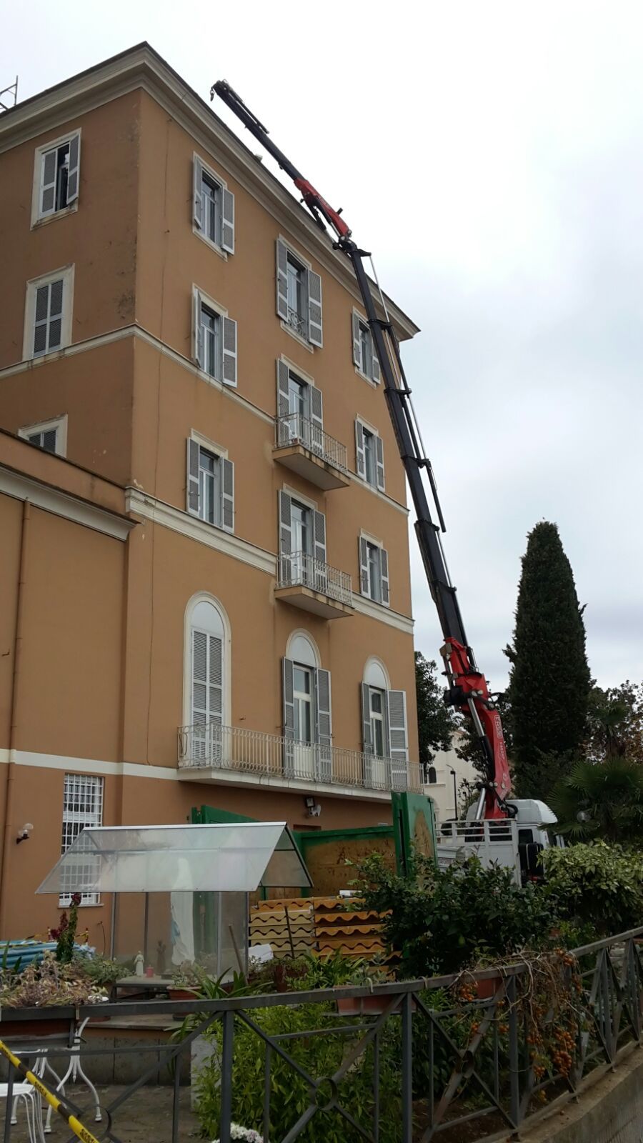 Lavoro edile con piattaforma aerea