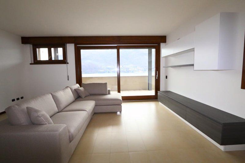 soggiorno con divano in pelle e mobile tv