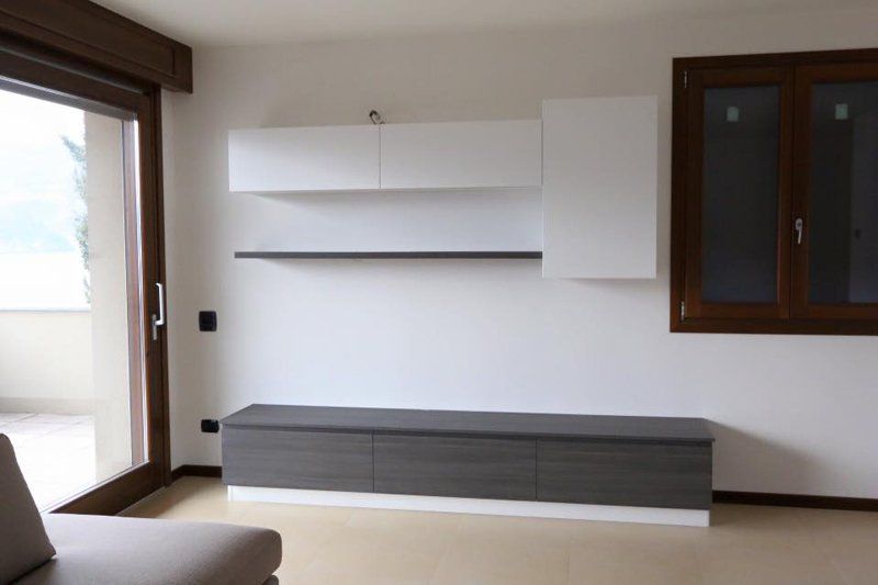 sala con mensole e mobile tv