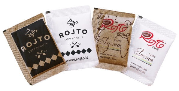 Bustine di zucchero bianco e di canna