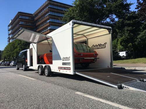 Geschlossene KFZ Transporte by Autokind Ahrensburg / Hamburg. Europaweite Fahrzeugtransporte in geschlossenen Trailern.