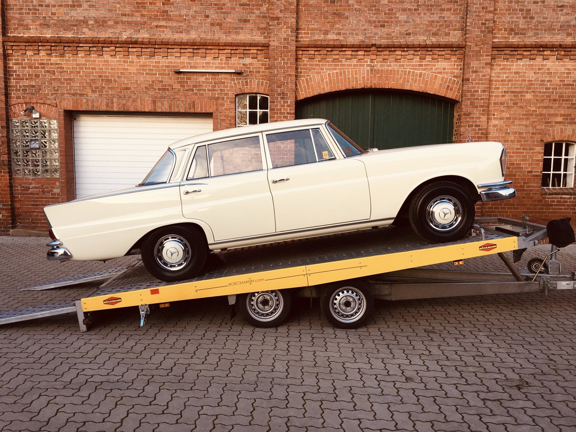 Autokind offene und geschlossene Autotransporte Hamburg-Berlin-Hamburg Ahrensburg Hamburg Neumünster Lübeck