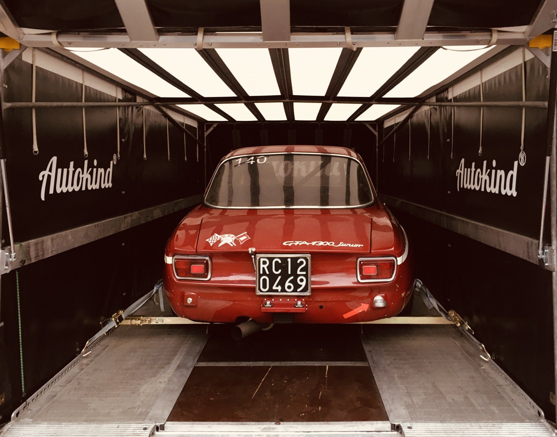 Autokind offene und geschlossene Autotransporte