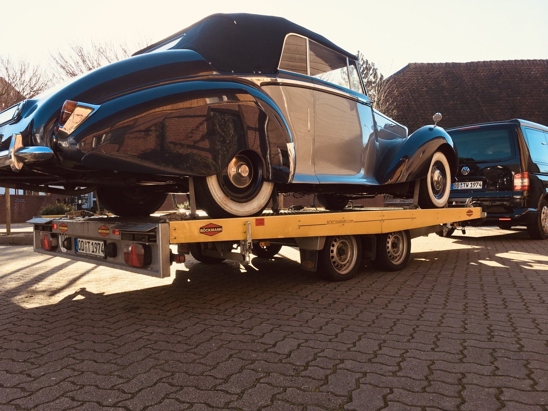 Autokind - geschlossene Fahrzeugtransporte ab Hamburg