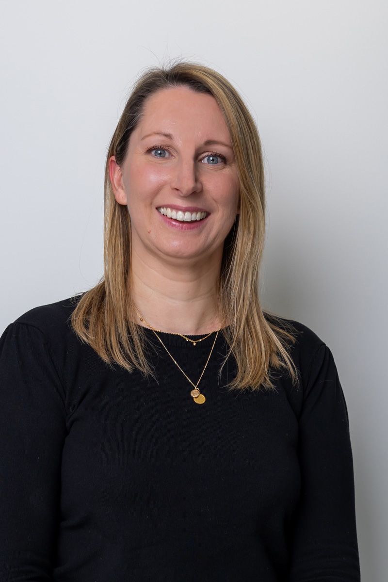 Headshot photographer Berkshire, female headshot white background