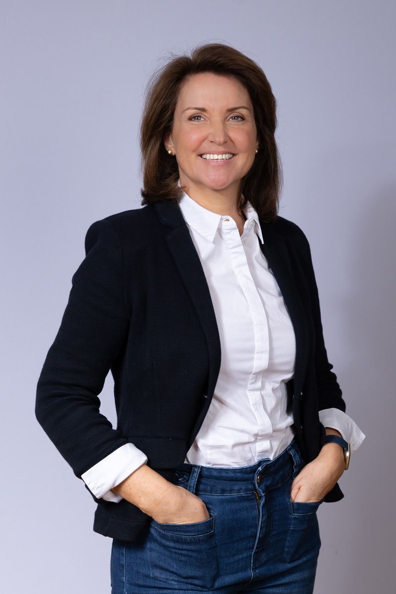 Headshot photographer Berkshire, female headshot grey background financial advisor