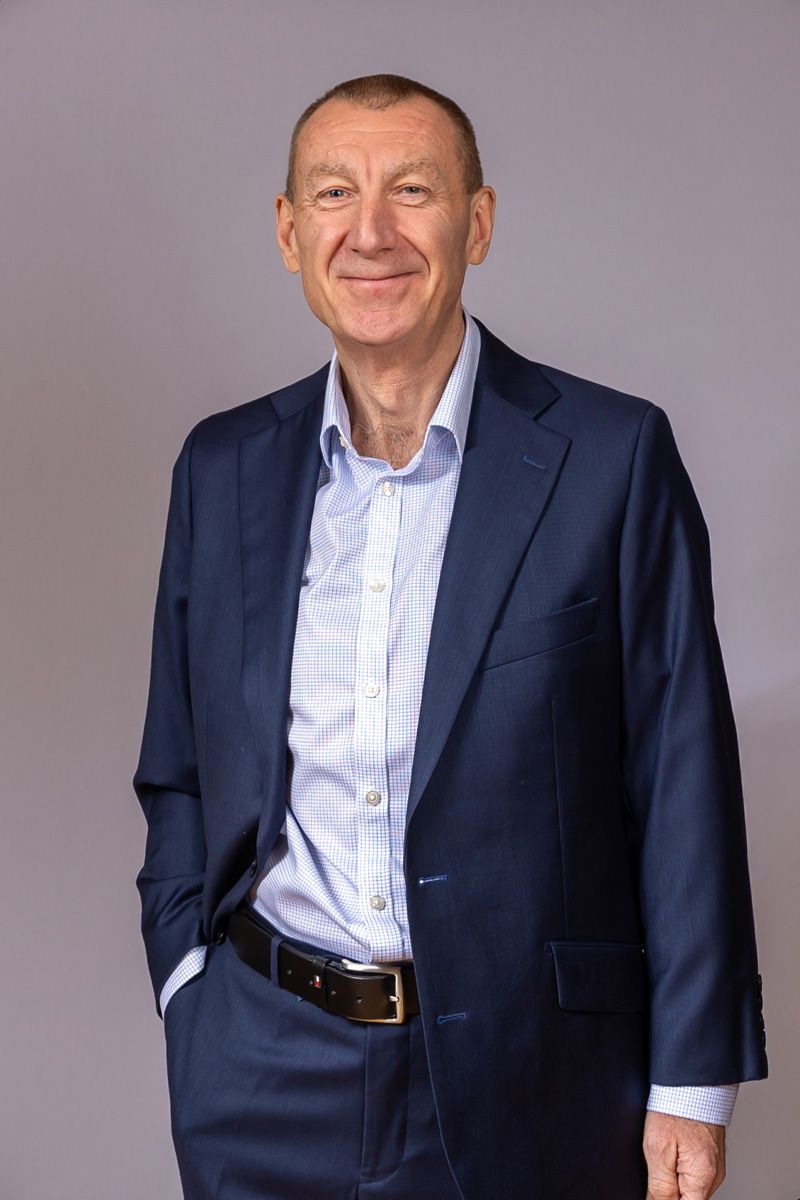 Headshot photographer Berkshire, male headshot grey background in a suit