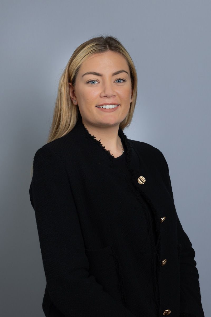 Headshot photographer Berkshire, female headshot grey background