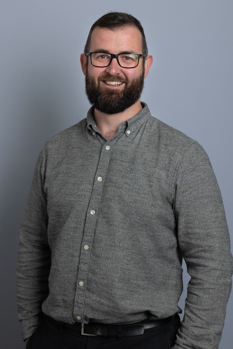 Headshot photographer Berkshire, male headshot grey background