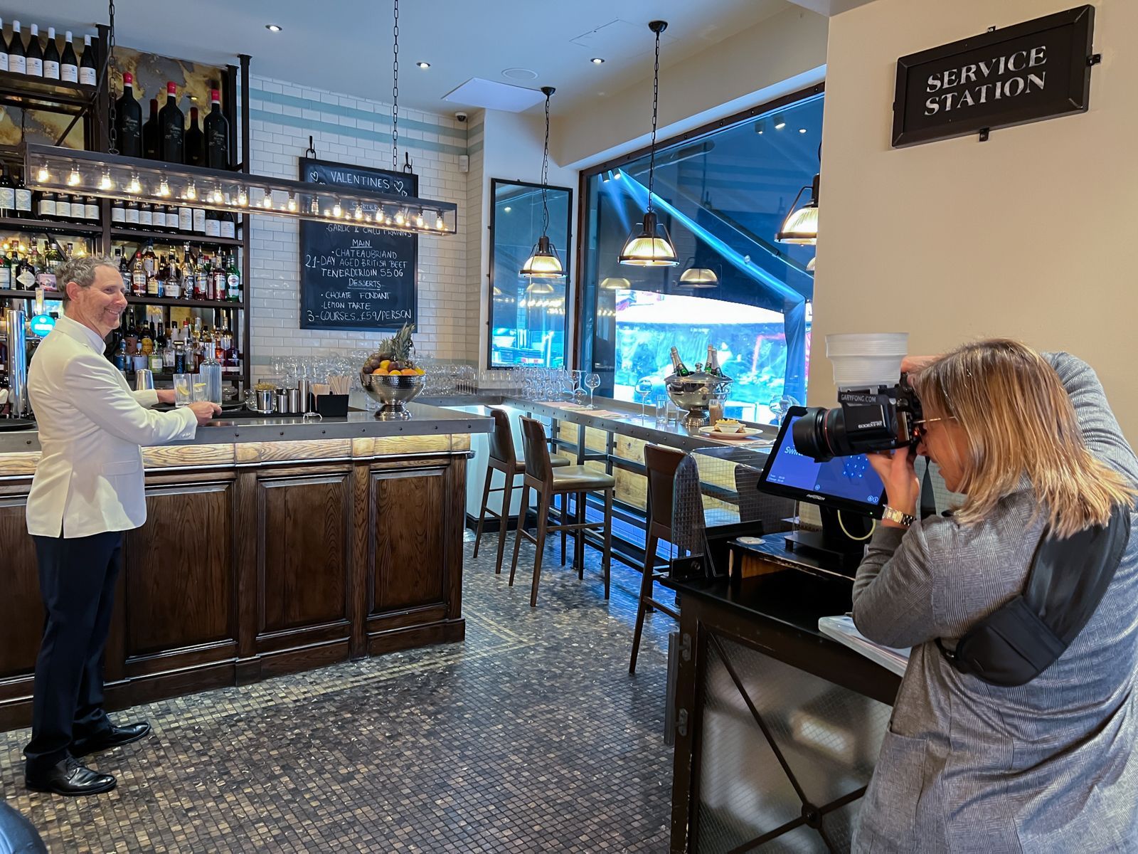 Professional photography Reading, photographing waiter in wine bar