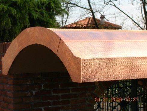 rivestimento in rame martellinato aggraffato