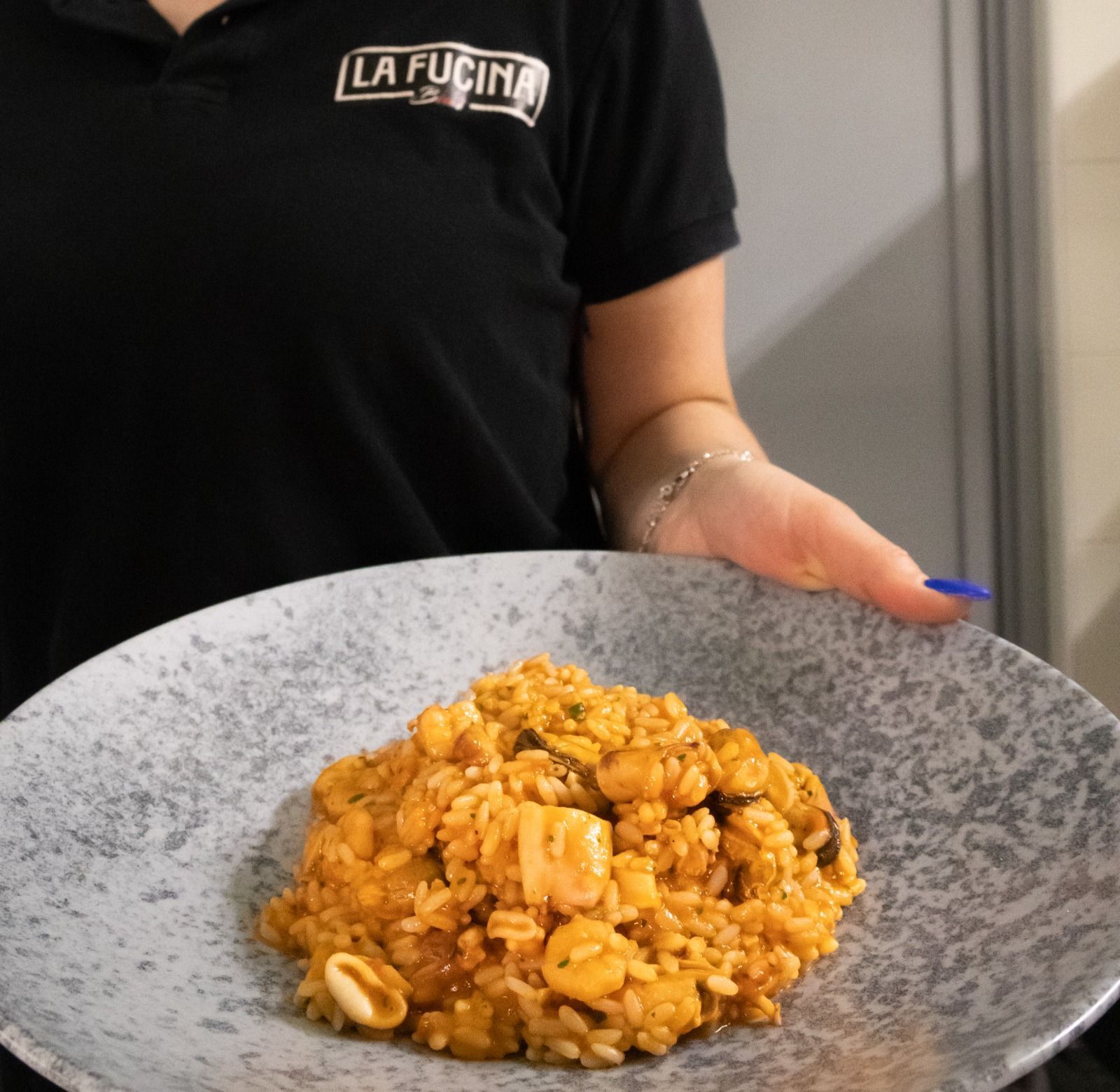 Un piatto di pasta è sul tavolo di un ristorante