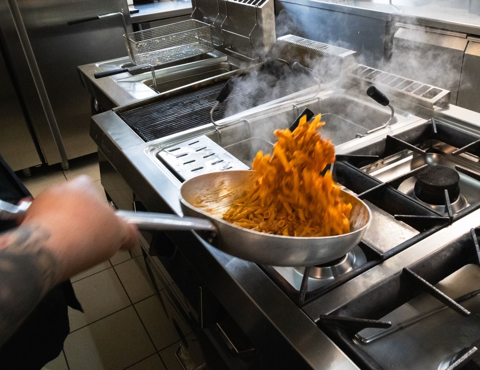 Un hamburger su un piatto con patatine fritte e condimenti.