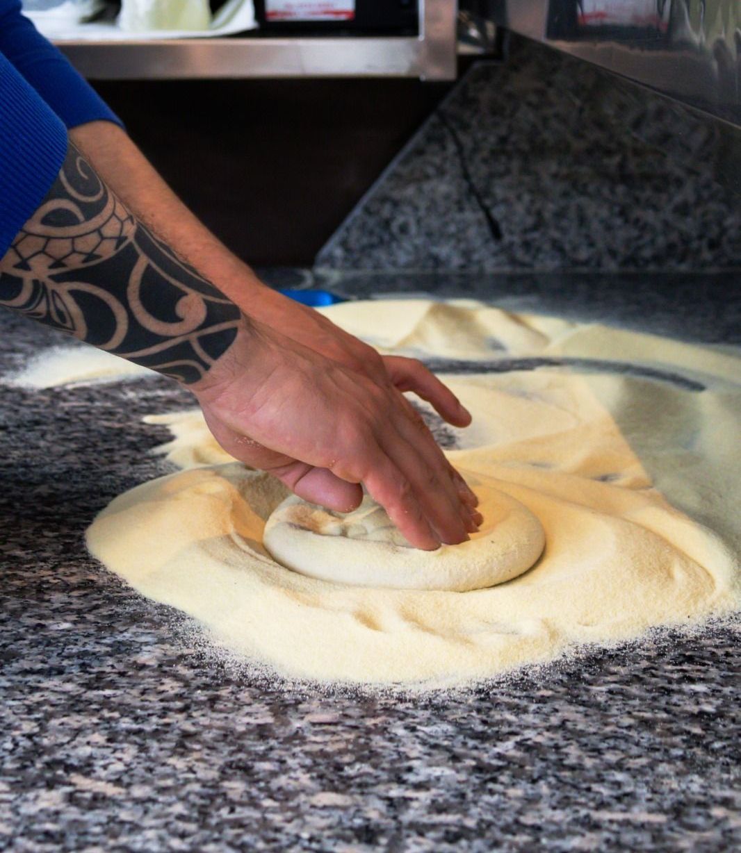 Una pizza è su un piatto su un tavolo in un ristorante.