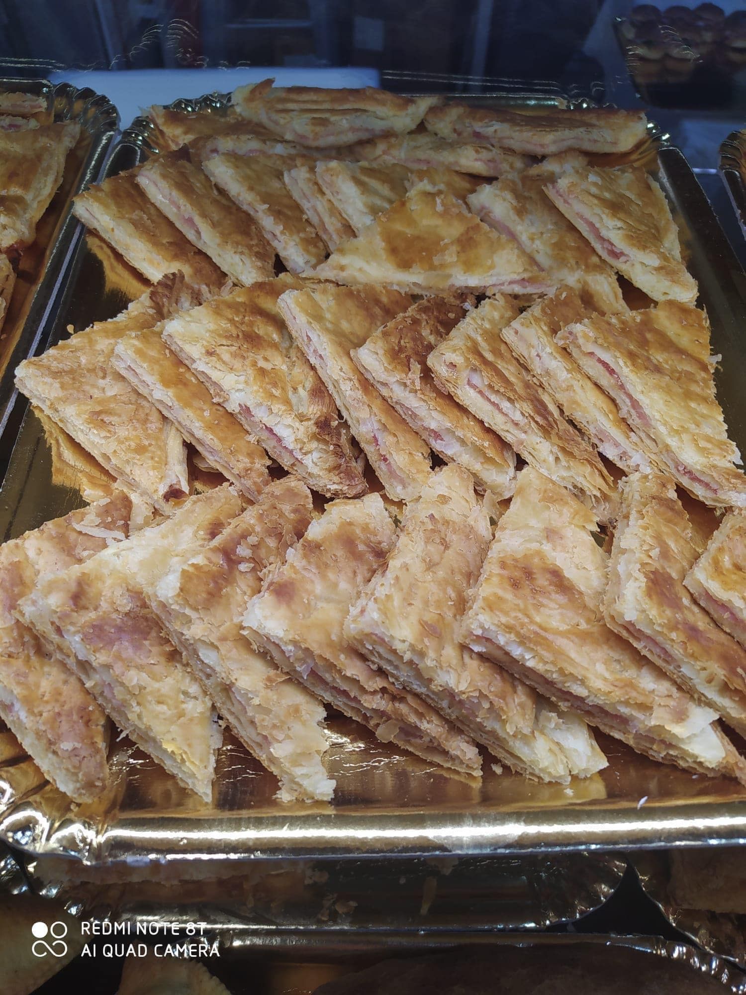 Un vassoio di panini su un tavolo in una panetteria.