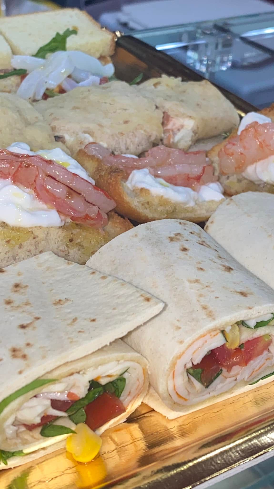 Un primo piano di un vassoio di panini su un tavolo.