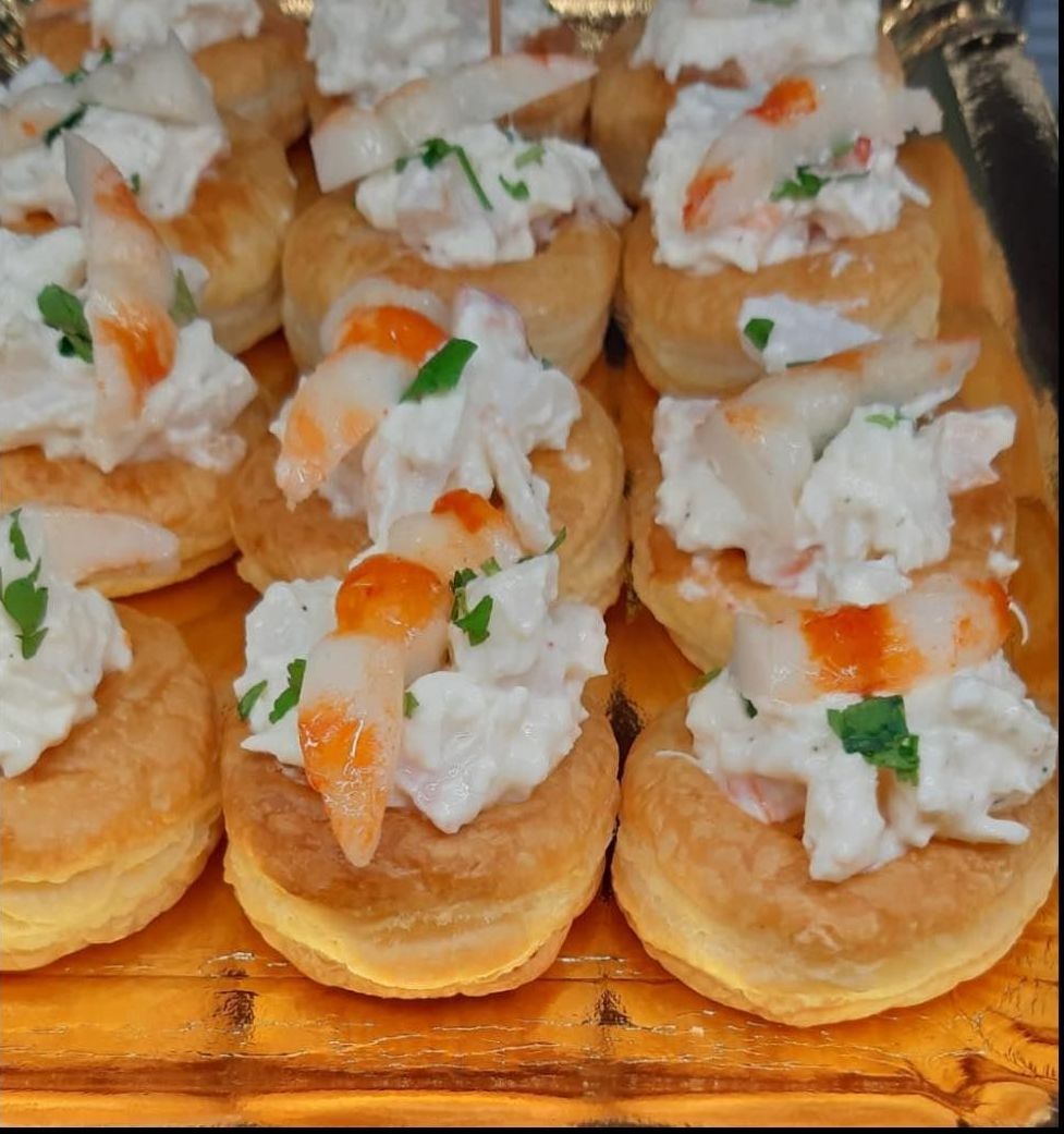 Un mucchio di antipasti con gamberi e formaggio sopra