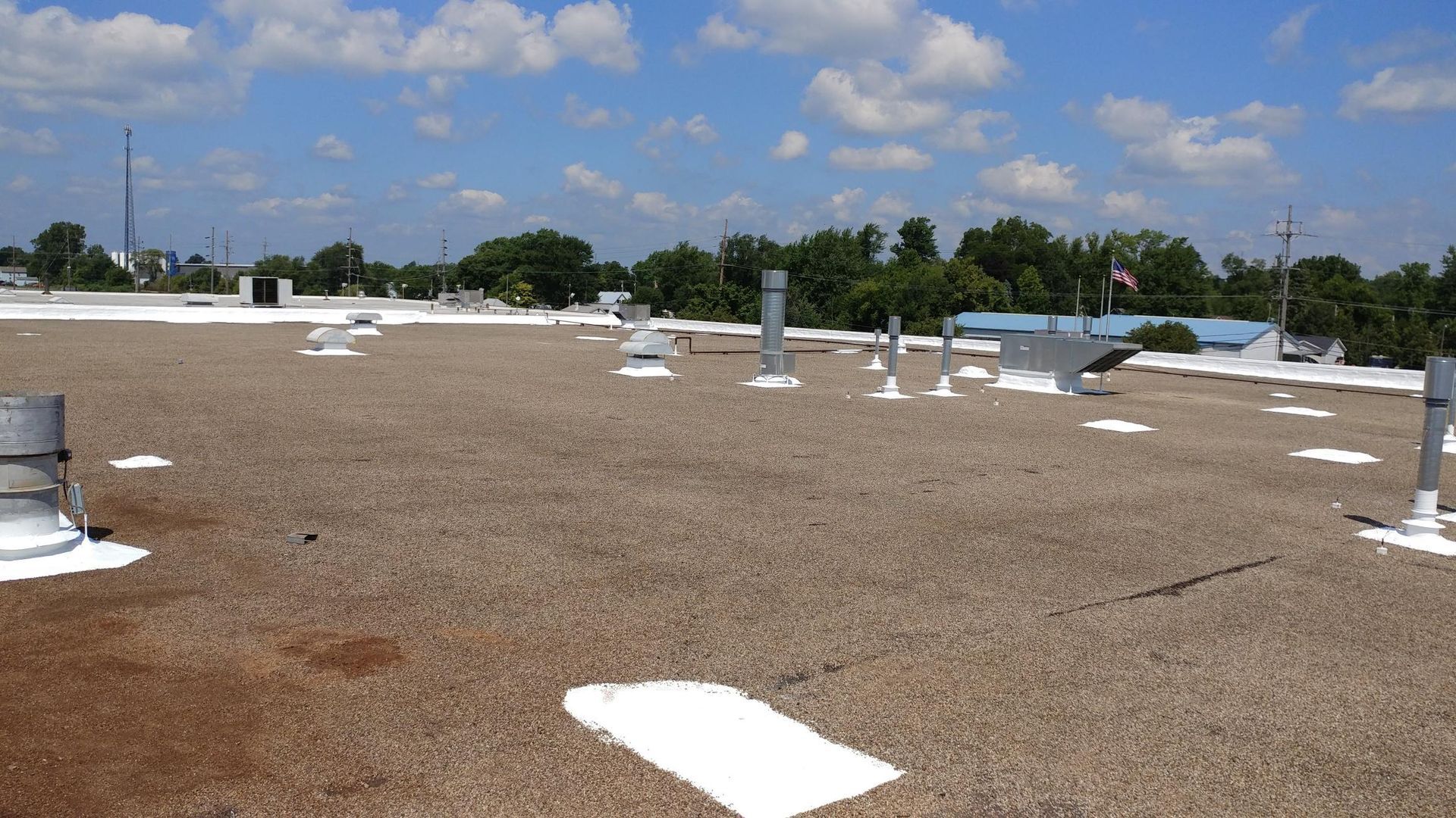 The roof of a building has a white arrow pointing to the right