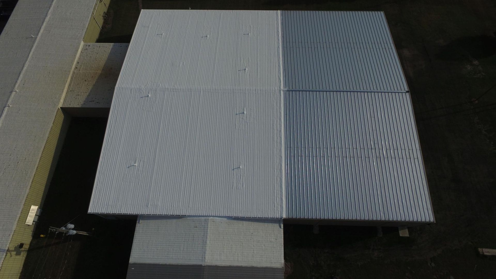 A white tile is sitting on top of a black surface.