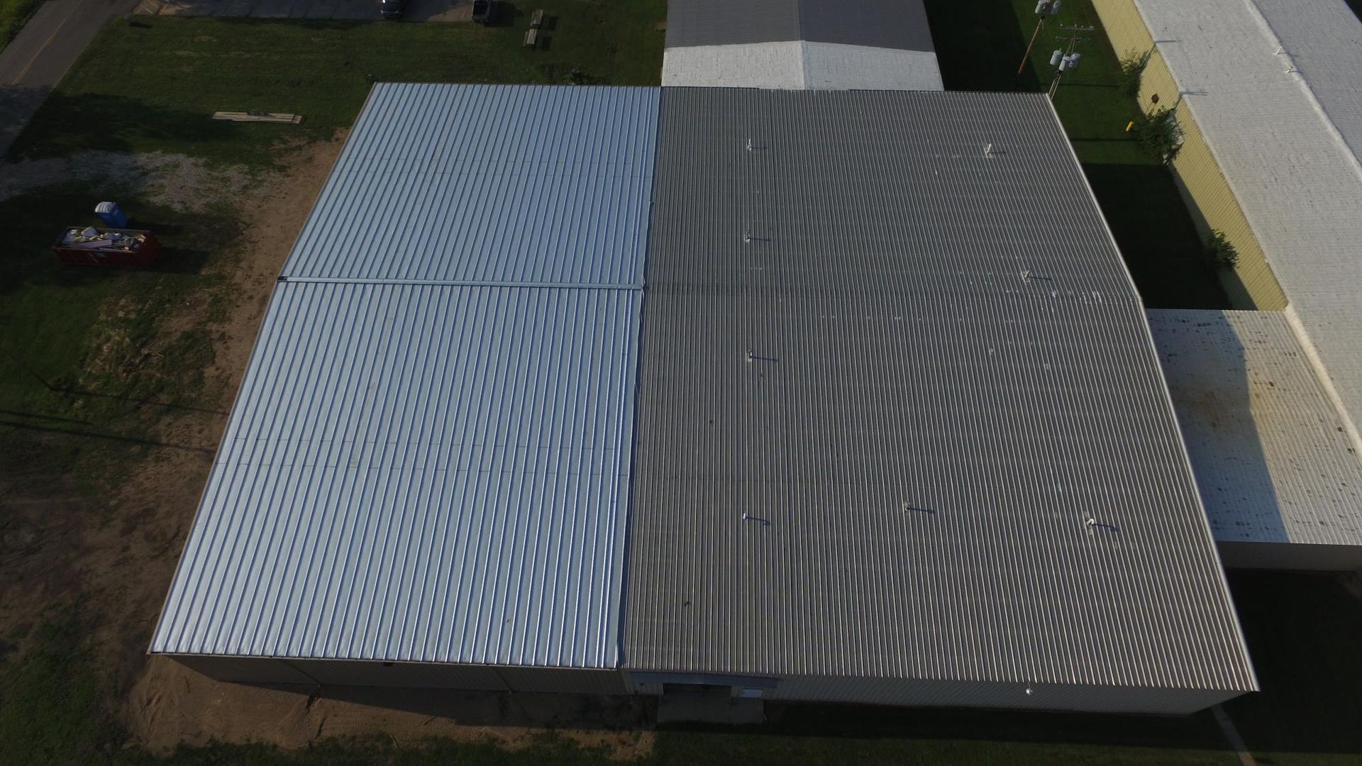 An aerial view of a building with two different types of roofs.