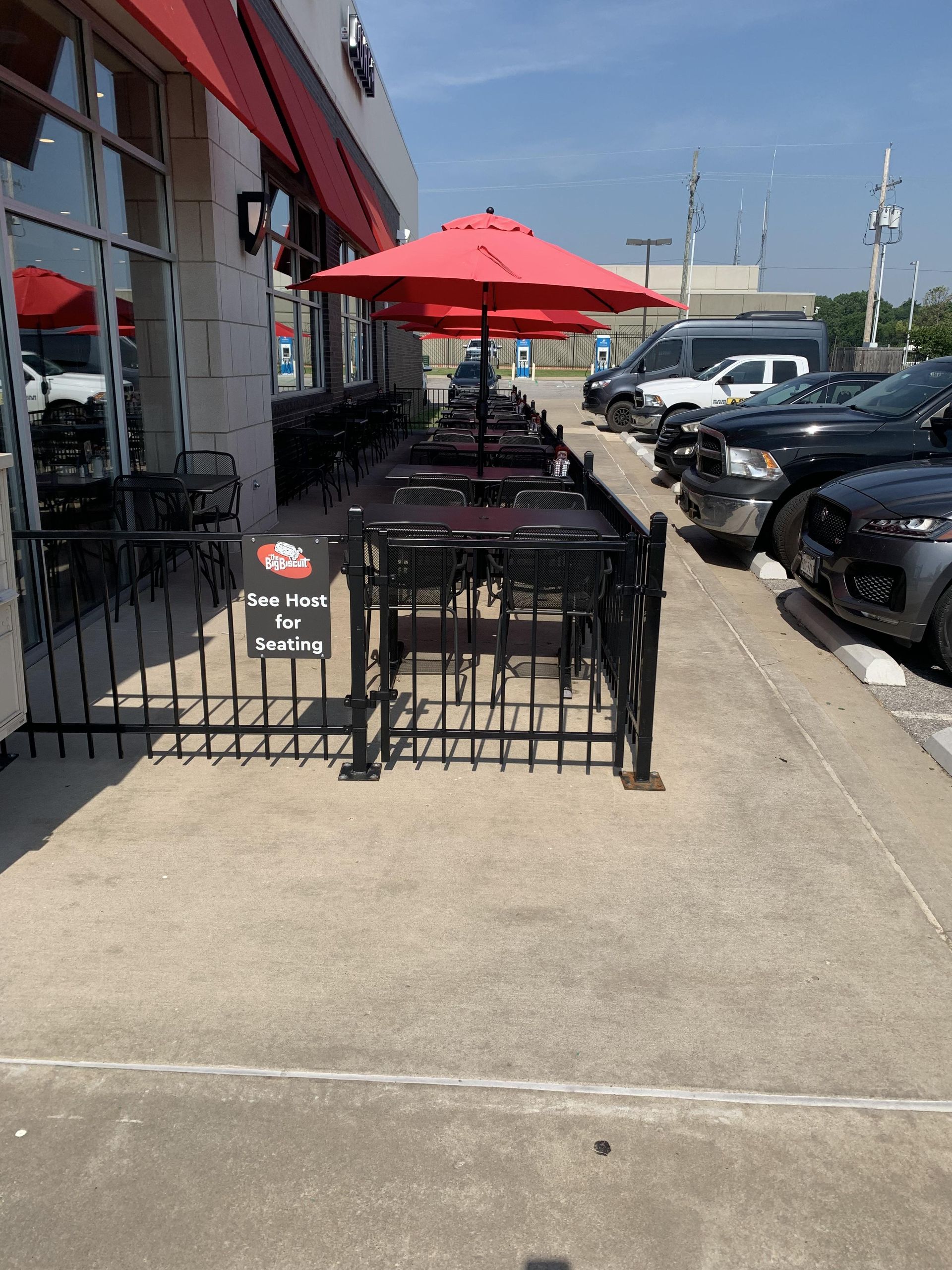 A lot of cars are parked in front of a pizza hut