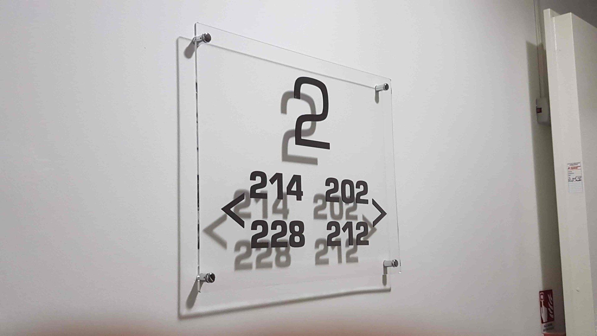 Targa piani in plexiglass trasparente e metallaser argento - Incisoria Plasko rimini