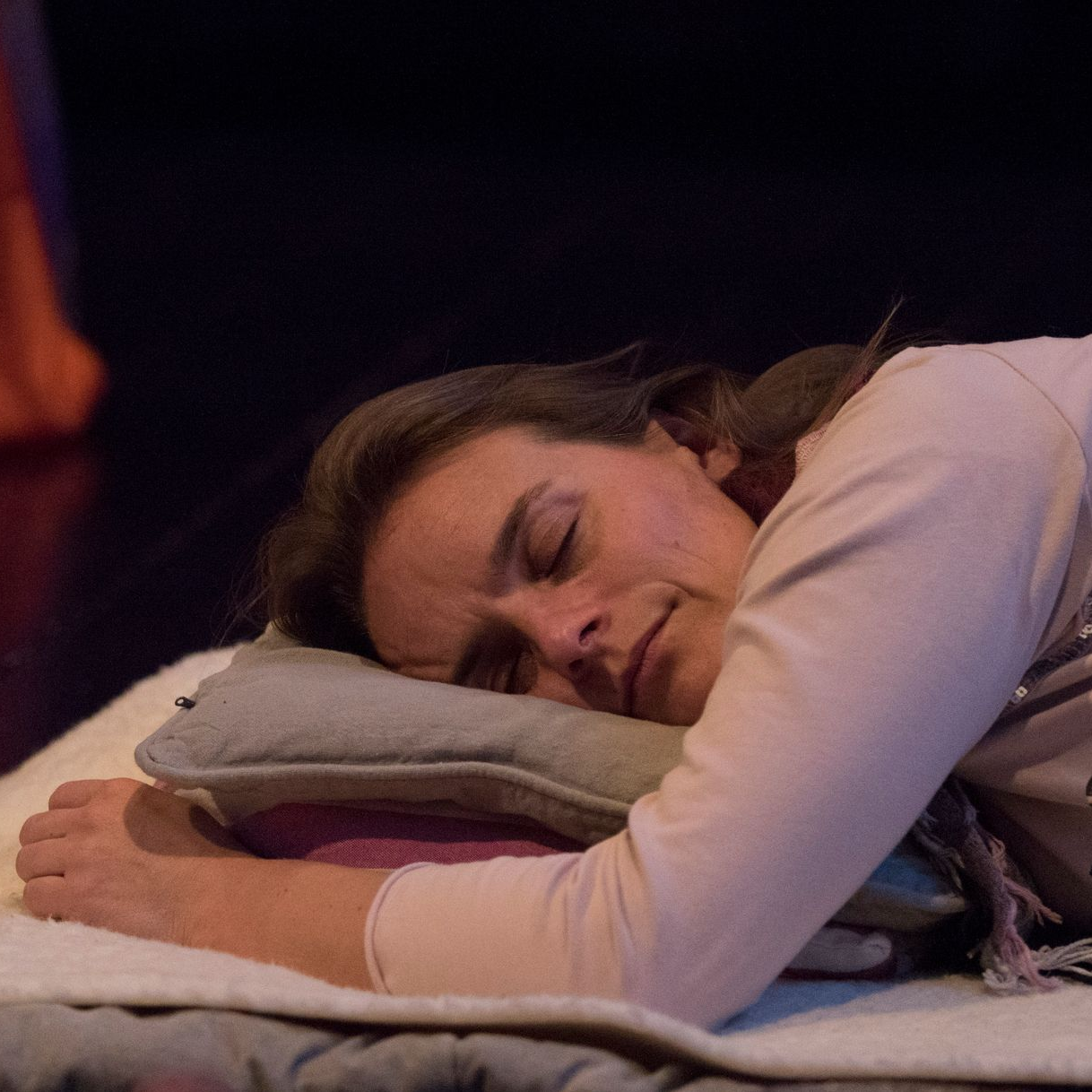 Een persoon bespeelt een kalimba, een houten duimpiano