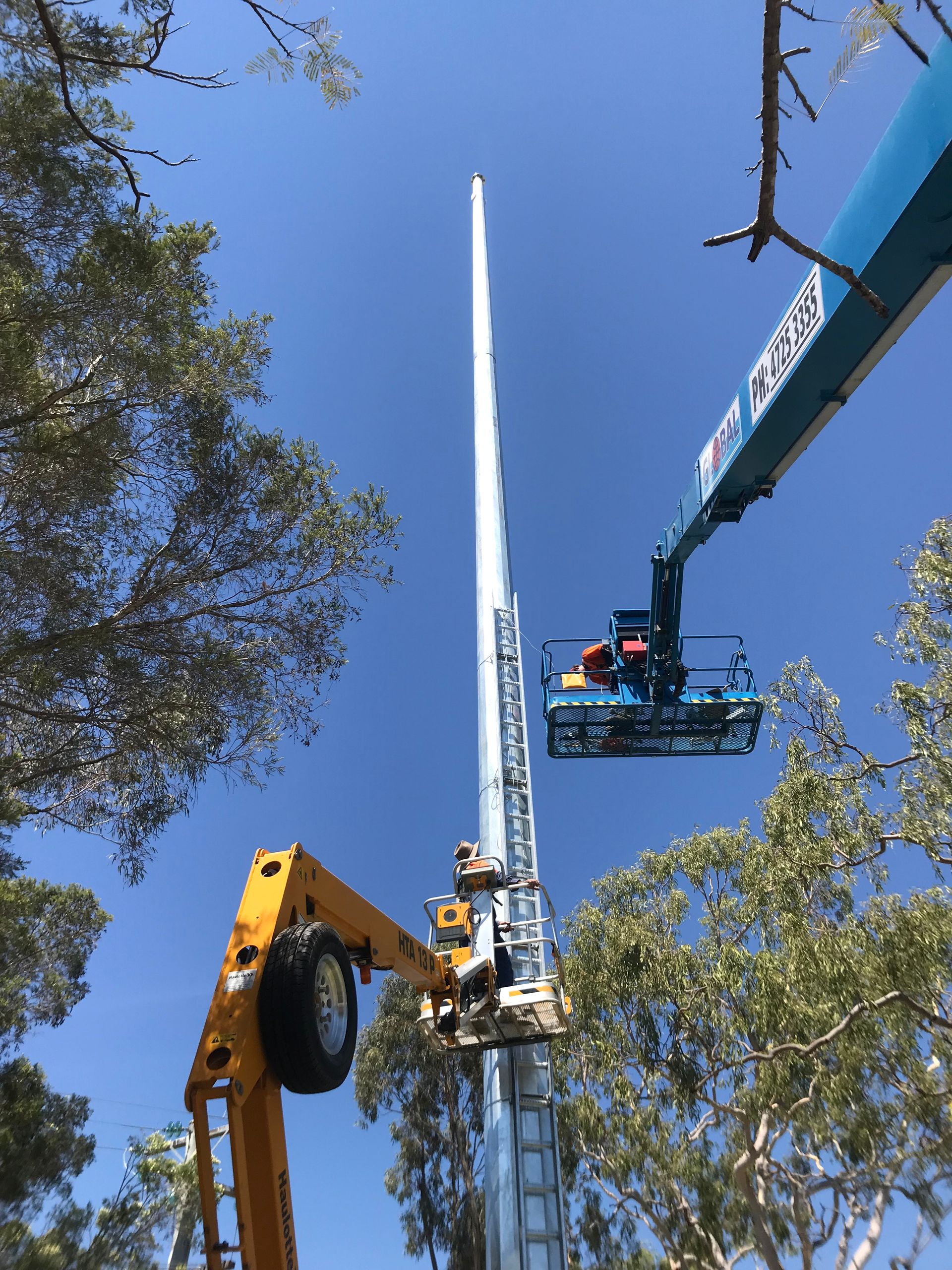 A crane with the word gnc on it