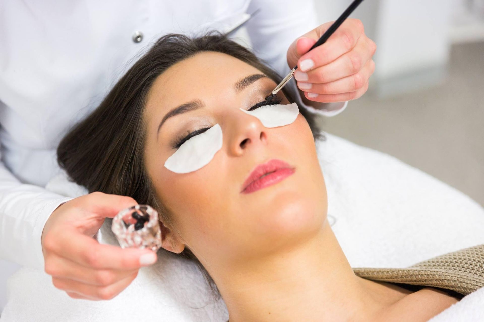 Geschichtsbehandlung einer Frau mit augenpads 
