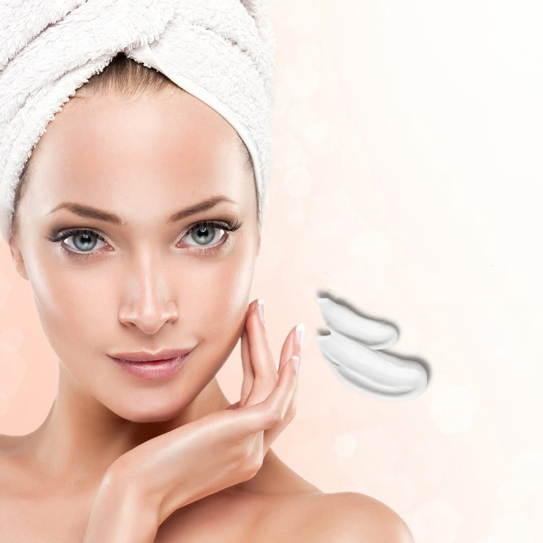 Frau bei einer Gesichtsbehandlung mit Text Porenverfeinerung