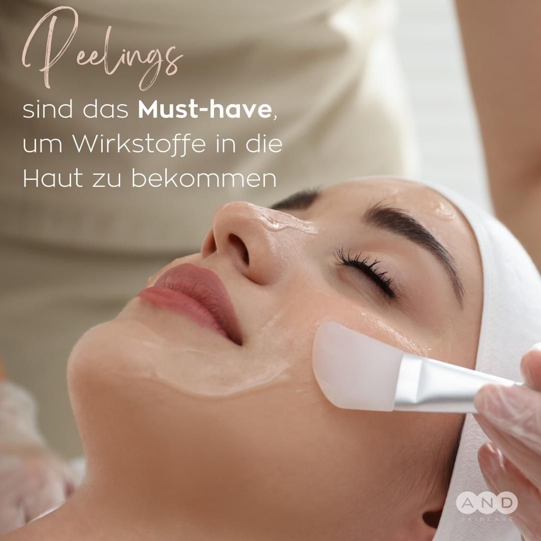 Gesichtsbehandlung nahaufnahme: Frau bekommt Creme aufgetragen