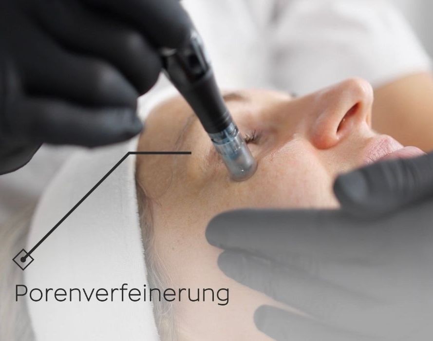 Gesichtsmassage einer Frau eingehüllt in ein grünes Handtuch