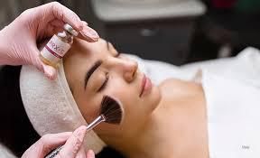 Eine Frau bekommt in einem Spa eine Gesichtsbehandlung.