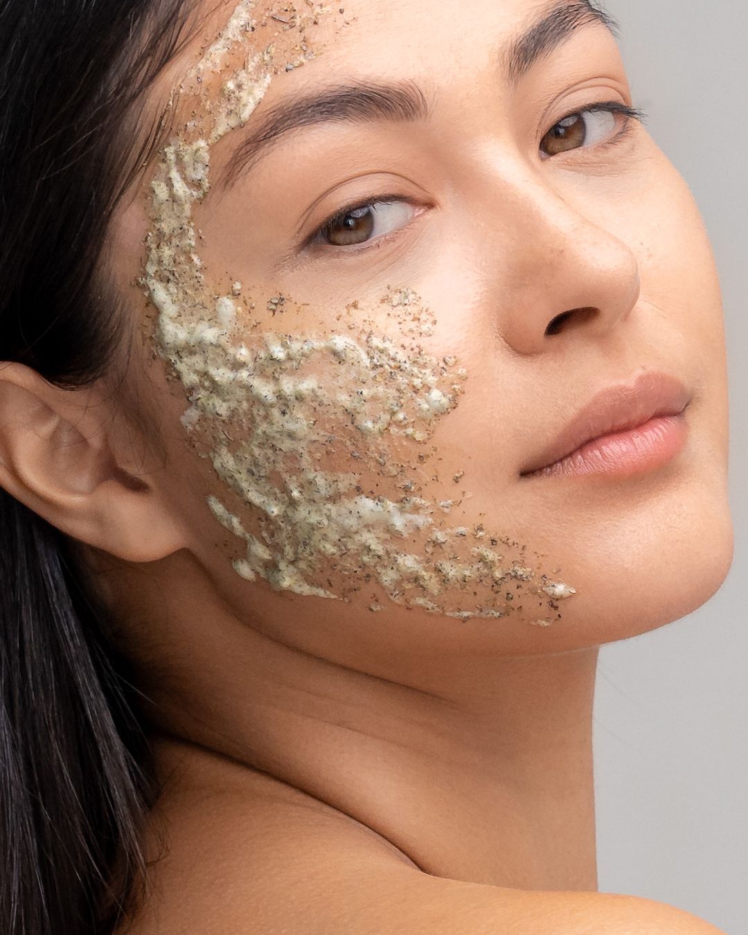 Nahaufnahme Gesicht mit goldenen Glitzer auf einer Backe