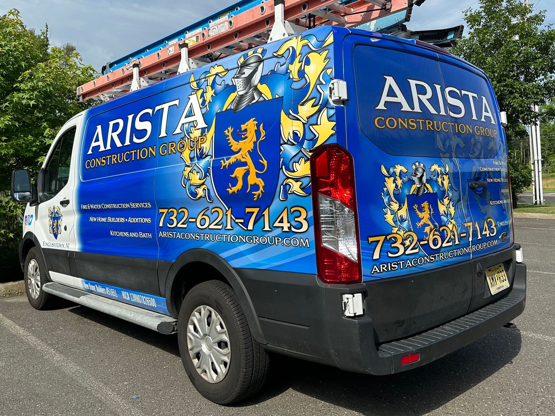 A blue and white van with the word arista on it
