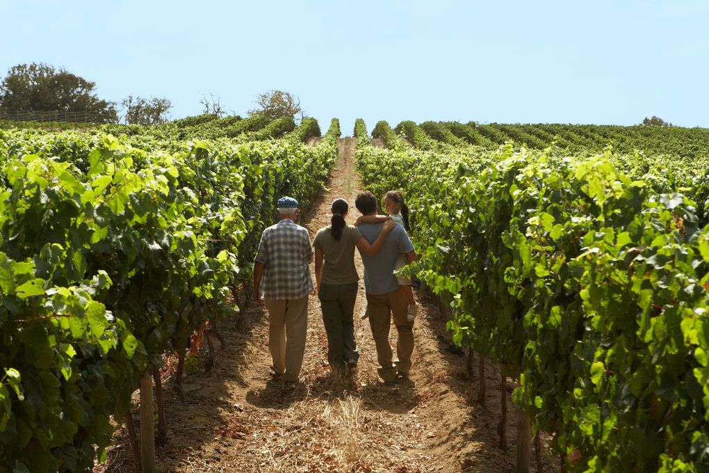 una famiglia in un campo agricolo