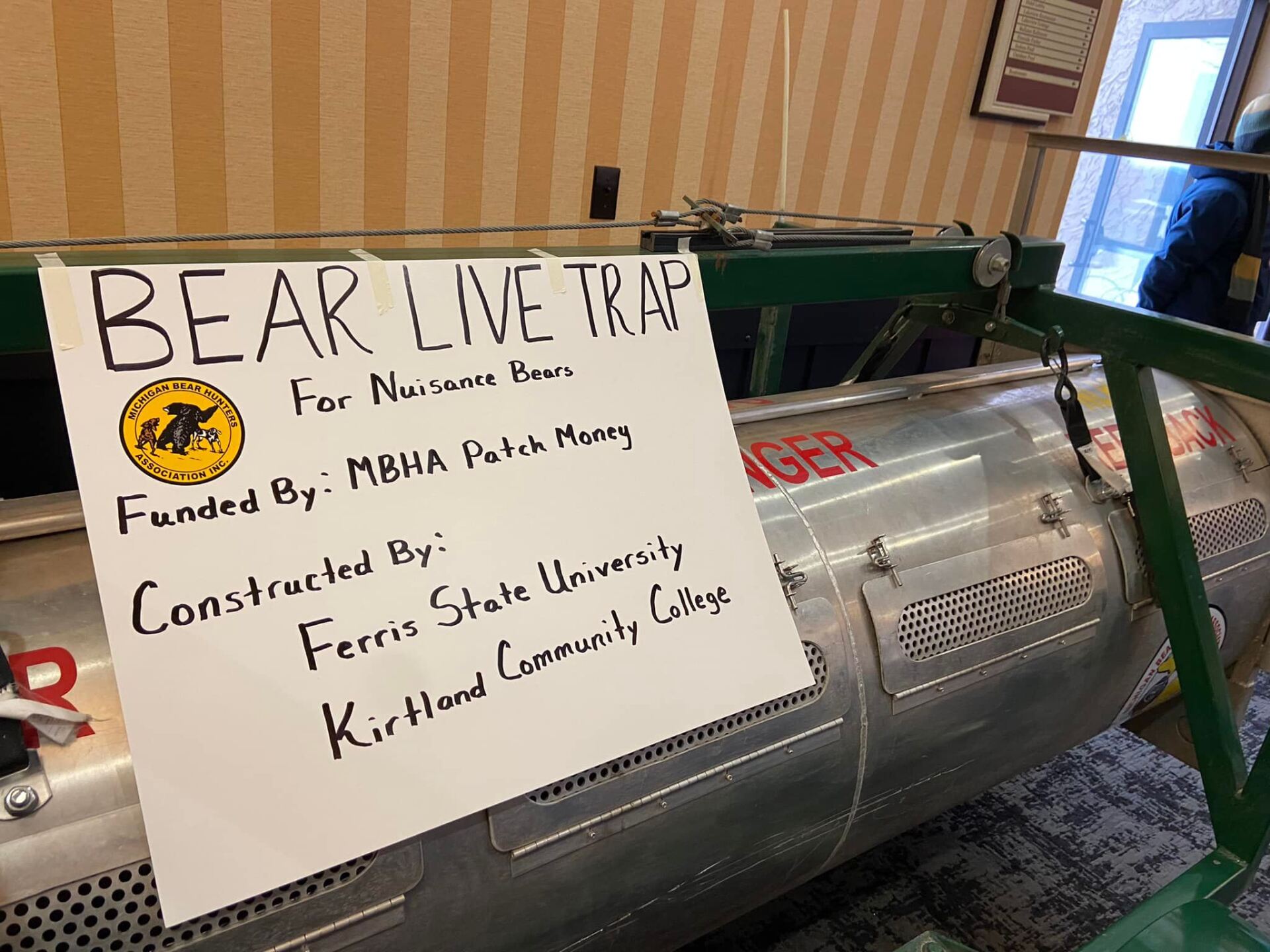A sign that says bear live trap on it