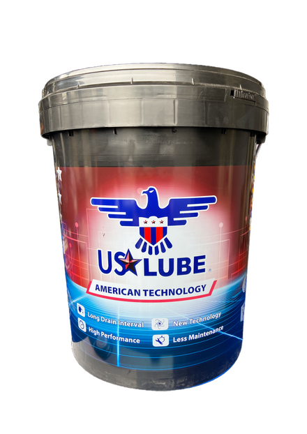 黑色水桶，正面印有“US TUBE”字樣，並帶有紅色和藍色品牌標識以及帶翅膀的標誌。