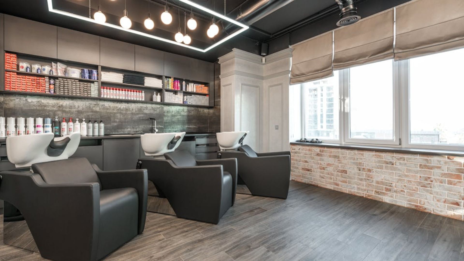 Una representación 3D de una peluquería con sillas y lavabos.