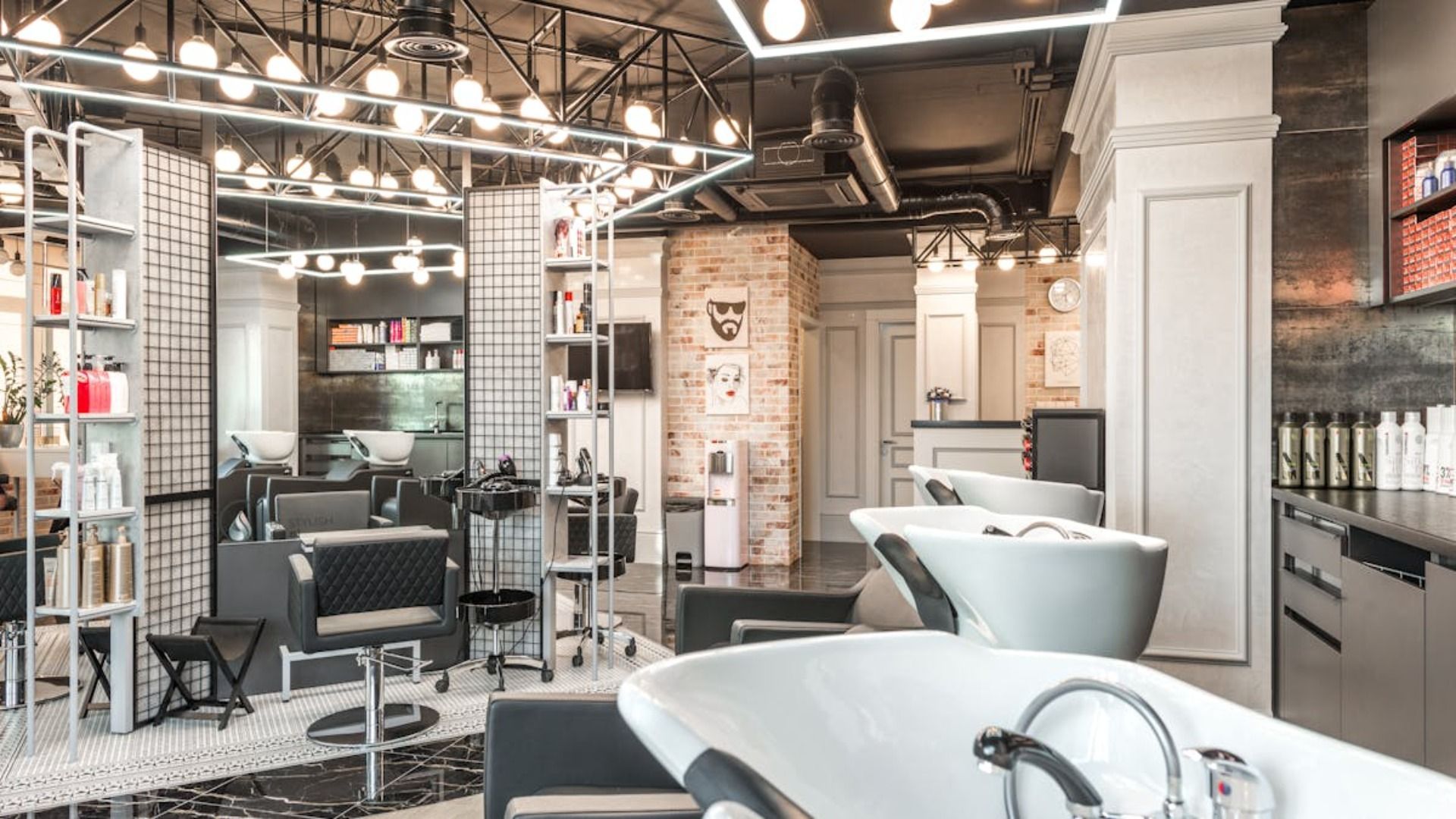 Una peluquería con lavabo y espejo.