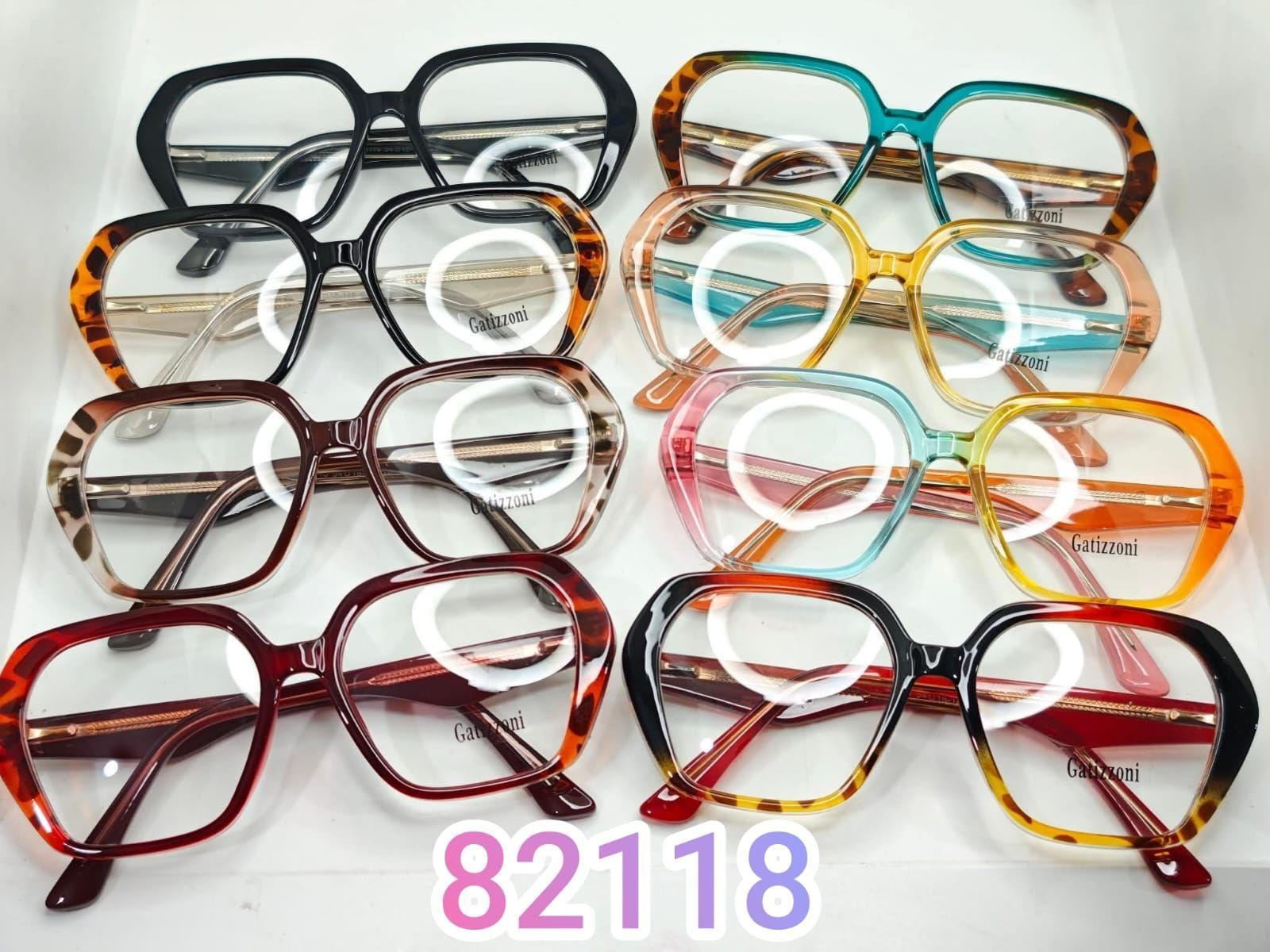 Surtido de gafas coloridas y extragrandes con diferentes estilos de montura. El número 