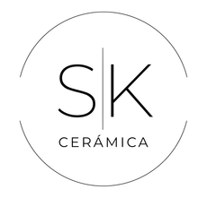 Logotipo: Letras “SK” separadas por una línea, dentro de un círculo; “CERÁMICA” debajo.