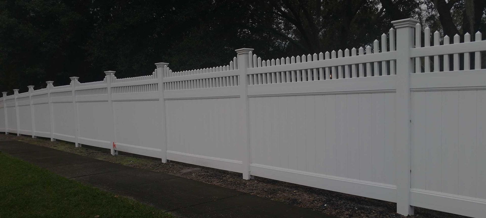 White PVC pointed picket fence