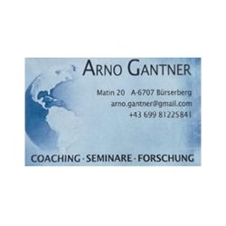 Eine blaue Visitenkarte für Arno Gantner mit einem Globus darauf