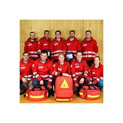 Eine Gruppe von Sanitätern posiert mit ihren Taschen für ein Foto.